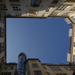 Ein Blick von der Spitze des Park Plaza Wallstreet Hotels in den Himmel.