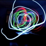 Ein Foto eines Lightpainting-Tests in einem dunklen Raum.