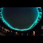 Die Decke eines Filmmuseums wird mit blauem Licht beleuchtet.