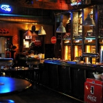 Eine Reisestopp-Bar in einem dunklen Raum.