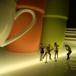 Eine Gruppe von Menschen veranstaltet eine Küchenparty bei einer Tasse Kaffee.