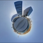 Ein Bild eines Planeten mit Gebäuden, Wolkenkratzern und einem Hyatt Hotel.