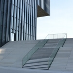 Eine Treppe hinauf zu einem Glasgebäude im Düsseldorfer Hafen.