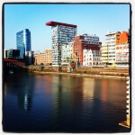 Ein Fluss in einer Stadt mit einem Hafen.