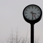 Eine Uhr an einem Mast in Düsseldorf.