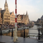 Ein Fahrrad steht neben einem Kanal in Gent.