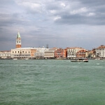 Ein großes Gewässer mit Gebäuden darauf in Venedig.