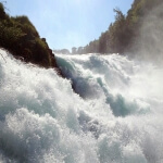 Ein Wasserfall in Schaffhausen, über den viel Wasser fließt.