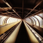 Eine Rolltreppe in einem Tunnel der Messe Düsseldorf.