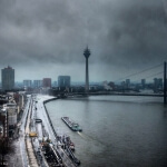 Ein Blick auf Düsseldorf unter bewölktem Himmel, ganz nach Heimat.