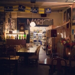 Das Innere eines Zürcher Restaurants mit Tischen und Stühlen.