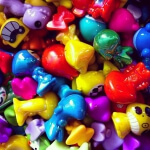 Eine Nahaufnahme eines Stapels bunter Gogos-Spielzeuge.