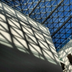 Ein Bild eines Gebäudes mit blauem Himmel und markanten Schatten.