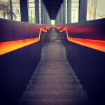 Eine Treppe führt zu einem mit Orangen geschmückten Gebäude.