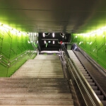 Eine grüne Rolltreppe im Wiener U-Bahnhof.