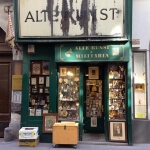 Ein Geschäft mit einem Schild mit der Aufschrift Alte Kunst St.