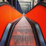 Eine orangefarbene Treppe.