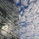 Basierend auf der gegebenen Beschreibung spiegelte sich ein Glasgebäude im Morgenhimmel.