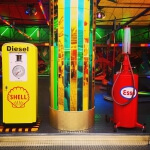 Eine rot-gelbe Kraftstoffpumpe in einem Vergnügungspark.