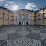 Eine Fischperspektive auf einen Innenhof im großen Schloss Augustusburg in Deutschland.