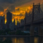 Sonnenuntergang über der Manhattan Bridge in NYC.