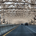 Das Innere der 59th St Bridge mit darauf fahrenden Autos.