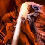 Der Antelope Canyon in Arizona ist bekannt für seine Möglichkeiten zum Fotografieren, insbesondere aufgrund der Art und Weise, wie das Licht durch seine engen Passagen dringt.