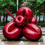 Rote Luftballons in einem Brunnen vor einem Gebäude in New York City.