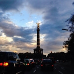 Eine Engelsstatue auf einer Straße in der Abenddämmerung, während ein Sturm aufzieht.