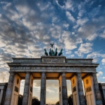 Das Brandenburger Tor in Berlin, Deutschland bei Sonnenuntergang.