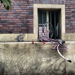 Ein Fahrrad lehnt an einer Wand mit Graffiti darauf in der Altstadt.