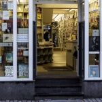 Der Eingang zu einer Buchhandlung mit vielen ausgestellten Büchern zu den verschiedensten Themen und Genres.