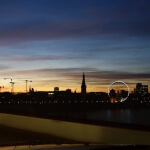 Ein Blick auf das London Eye aus einem Auto in der Abenddämmerung.