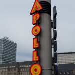Eine Leuchtreklame mit dem Wort Apollo, die an Themen aus dem Weltraum und der Mythologie erinnert.
