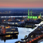 Eine Luftaufnahme von Düsseldorf in der Abenddämmerung.