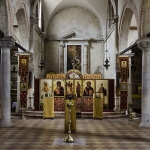 Das Innere einer Kirche in Venedig mit vielen Gemälden an den Wänden.