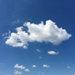 Ein schöner Tag mit blauem Himmel und weißen Wolken am Himmel.