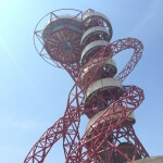 Eine rote Metallstruktur mit einer Wendeltreppe im Orbit.