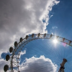 Ein Riesenrad, bekannt als London Eye, mit Wolken am Himmel.