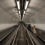 Menschen auf einer Rolltreppe in der Londoner U-Bahn.