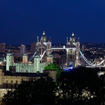 Ikonische Tower Bridge bei Nacht, London, England.