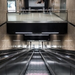 Eine Rolltreppe in einer unterirdischen U-Bahn-Station.
