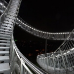 Eine Wendeltreppe bei Nacht in Duisburg mit Lichtern darauf.