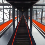 Eine Rolltreppe mit orangefarbenem Streifen auf der Zeche Zollverein.