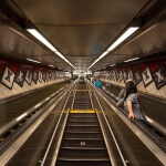 Eine Rolltreppe in einer britischen U-Bahnstation.