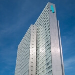 Ein hohes Gebäude in Düsseldorf mit blauem Himmel dahinter.