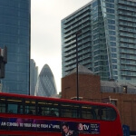 Ein roter Doppeldeckerbus, ein klassisches Beispiel für London-Reisen, in London.