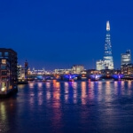 Das Shard-Gebäude und die Themse bei Nacht in London.