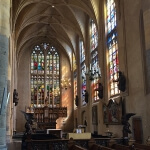 Ein Buntglasfenster in einer Gemeindekirche.