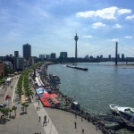 Ein Blick auf Düsseldorf im Sommer mit Booten auf dem Wasser.